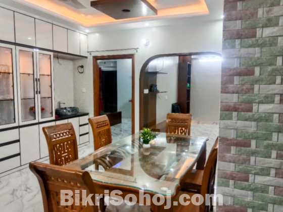 সেগুন কাঠের ছয় চেয়ারের একটি ডাইনিং টেবিল